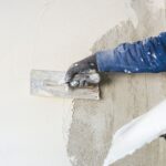 Innenputz ausbessern: Wann funktioniert Putz auf Putz?